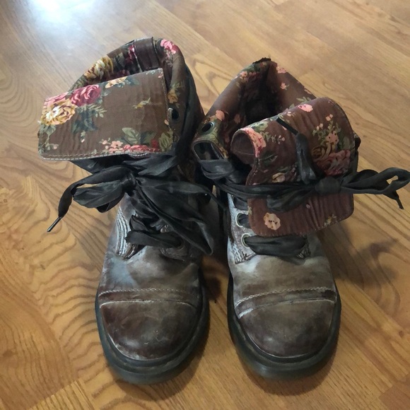 Dr. Martens Shoes - Dr. Martens 1914 Triumph boots. Size 8, NEW